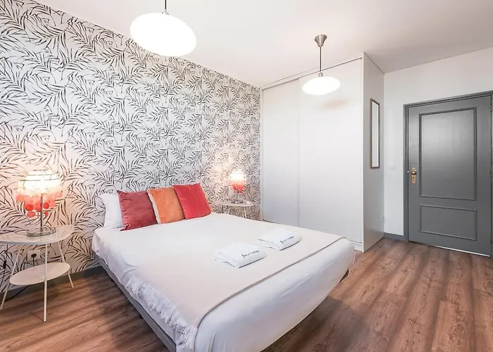 Guestready - Red Stripes