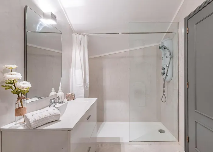 Guestready - Red Stripes *