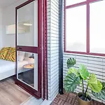 Guestready - Red Stripes Daire