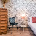 Guestready - Red Stripes