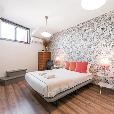 Guestready - Red Stripes