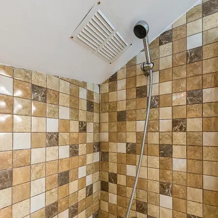 Guestready - Red Stripes *