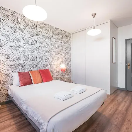 Guestready - Red Stripes