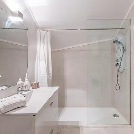 Guestready - Red Stripes *