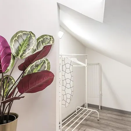 Guestready - Red Stripes