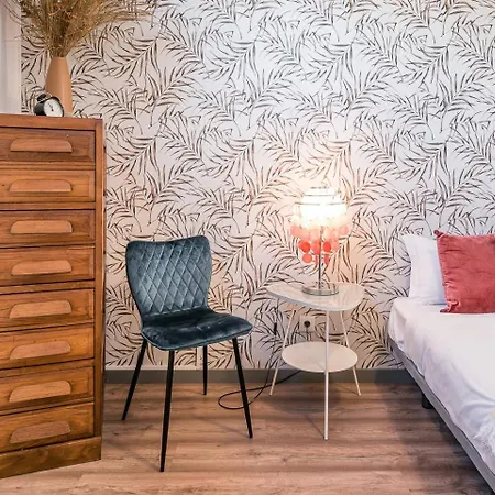 Guestready - Red Stripes