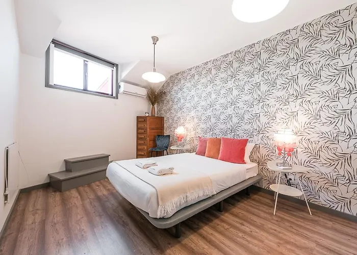 Guestready - Red Stripes