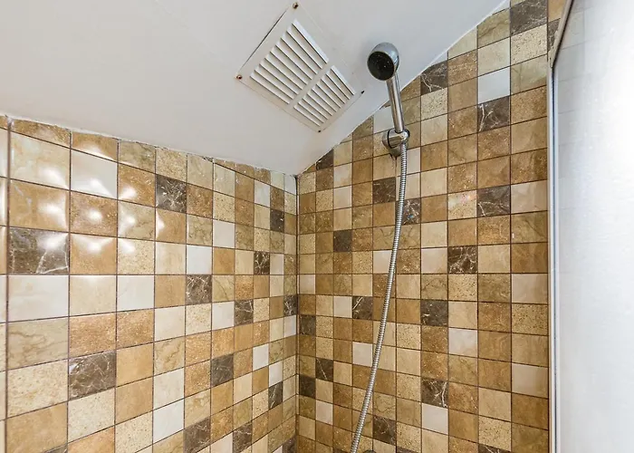 Guestready - Red Stripes *