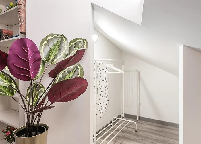 Guestready - Red Stripes