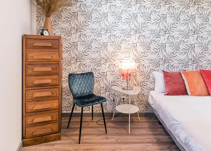 Guestready - Red Stripes