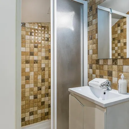 Guestready - Red Stripes