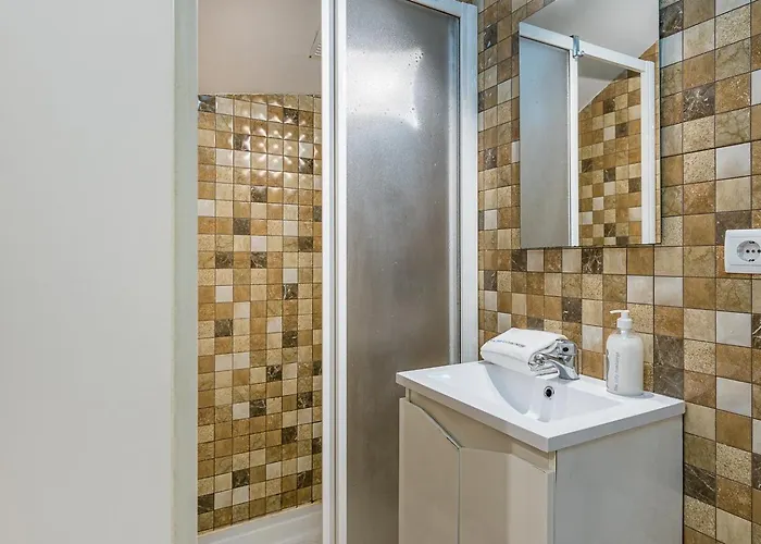 Guestready - Red Stripes